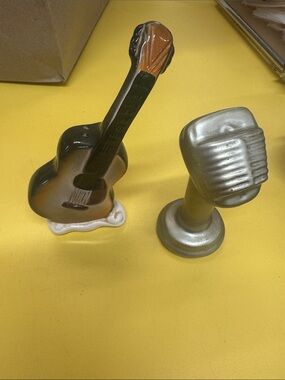 Retro Ceramic Guitar & Microphone salt and Pepper shaker  - Brown and Silver